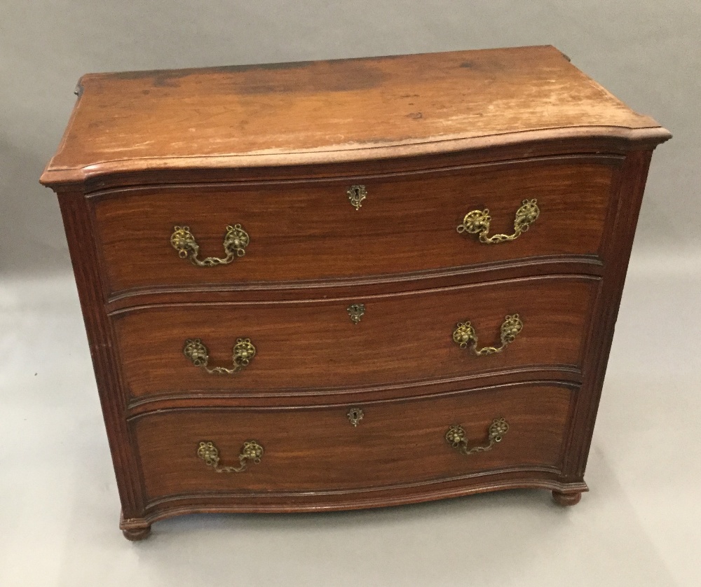 A George III mahogany serpentine chest of drawers The eared shaped top above three drawers flanked - Image 5 of 5