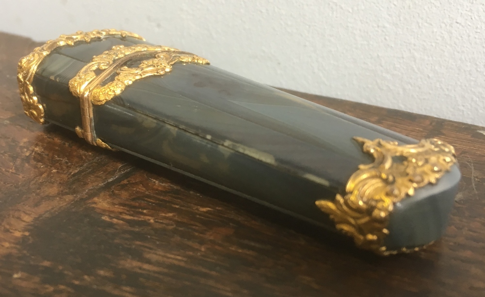 A 19th century unmarked yellow metal mounted agate etui Of gently lobed form, - Image 4 of 7