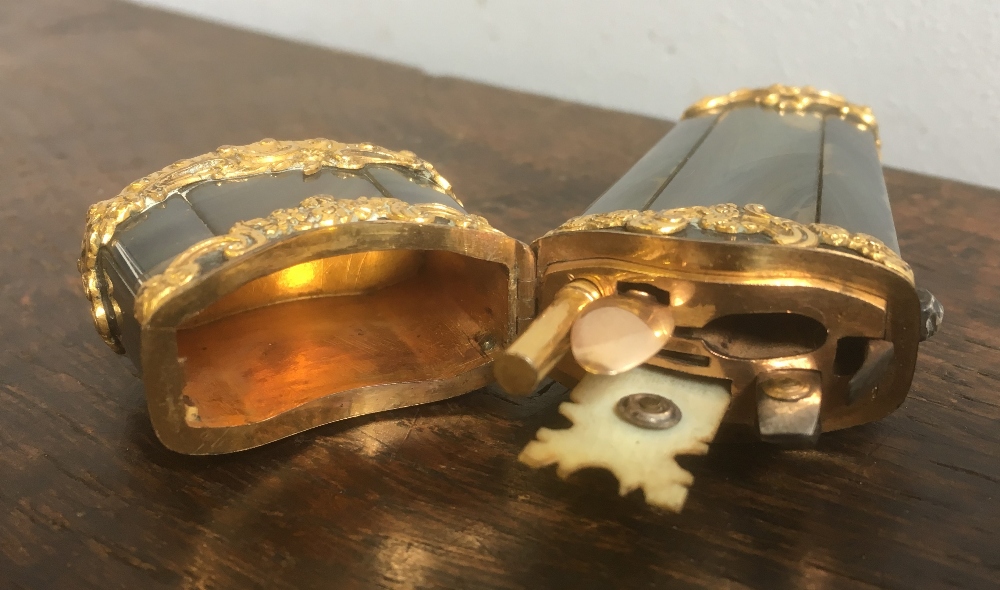 A 19th century unmarked yellow metal mounted agate etui Of gently lobed form, - Image 6 of 7