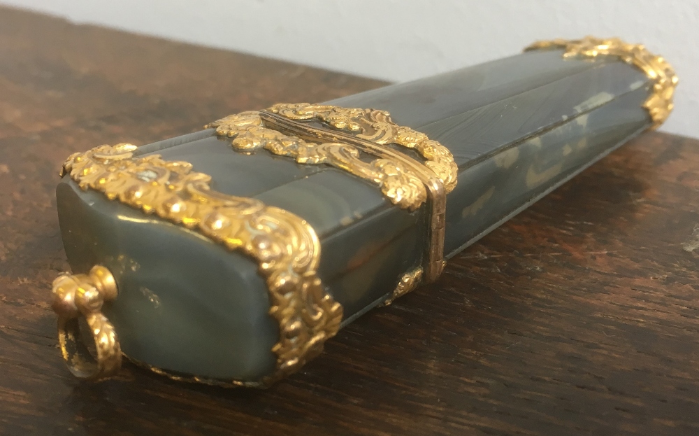 A 19th century unmarked yellow metal mounted agate etui Of gently lobed form, - Image 5 of 7