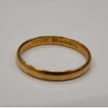 A 22 ct gold wedding band. Ring size H/I (1.5 grammes).