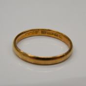 A 22 ct gold wedding band. Ring size H/I (1.5 grammes).