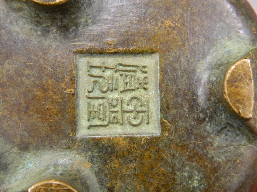 A small Chinese bronze censer. 7 cm diameter. - Image 5 of 5