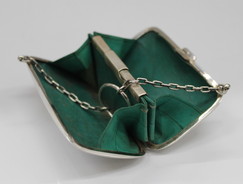 A silver purse with finger ring and chain, with fitted interior. 8 cm wide (67. - Image 3 of 3