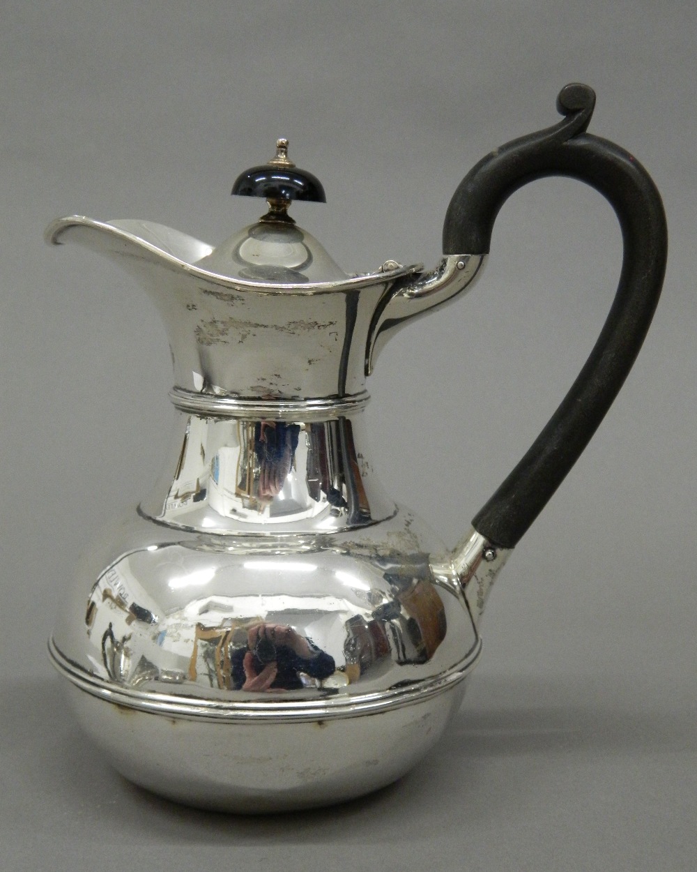 A silver four piece tea set. Coffee pot 18 cm high (25. - Image 2 of 9