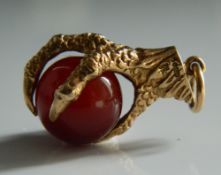 A 9 ct gold eagle claw and agate fob (6.