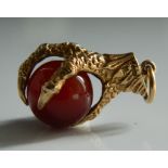 A 9 ct gold eagle claw and agate fob (6.