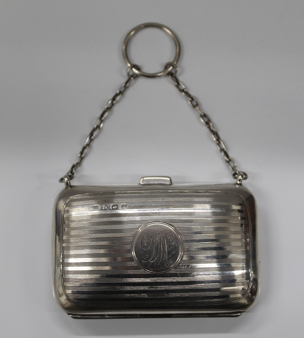 A silver purse with finger ring and chain, with fitted interior. 8 cm wide (67. - Image 2 of 3