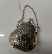 A silver purse. 4.5 cm high (19.