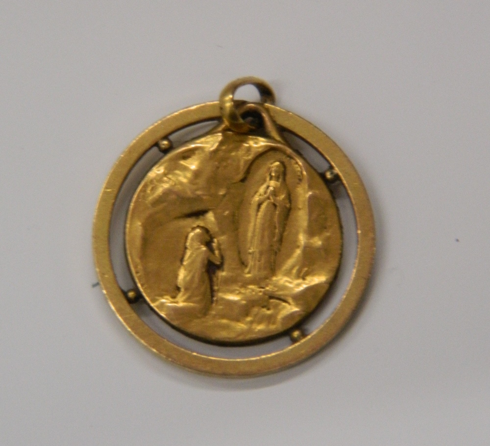 A 9 ct gold religious pendant - 'Je Suis L'Immaculee Conception'. 1.8 cm diameter (2.2 grammes). - Image 2 of 2