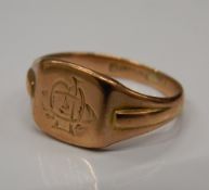 A gentleman's 9 ct gold signet ring. Ring size R (4.2 grammes).
