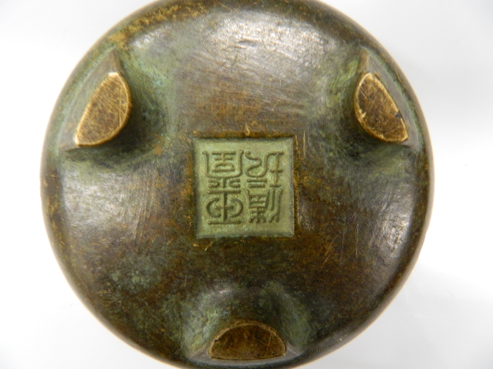 A small Chinese bronze censer. 7 cm diameter. - Image 3 of 5