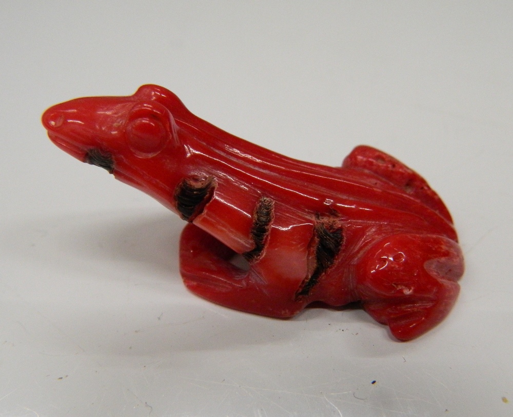 Two coral beads, a coral toad/frog and a lapiz carving. Lapiz 5.5 cm wide. - Image 3 of 7