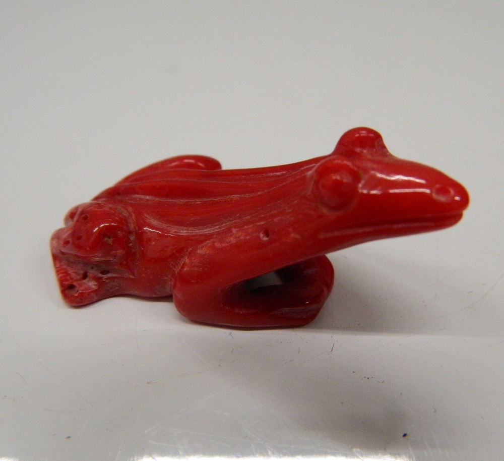 Two coral beads, a coral toad/frog and a lapiz carving. Lapiz 5.5 cm wide. - Image 2 of 7