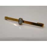 A 15 ct gold aquamarine bar brooch. 5 cm long (3 grammes total weight).