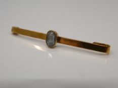 A 15 ct gold aquamarine bar brooch. 5 cm long (3 grammes total weight).