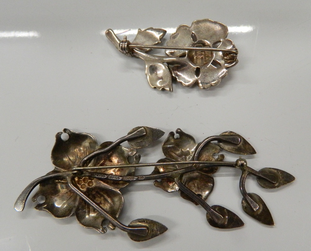 Two silver brooches. Largest 8.5 cm wide (24. - Image 2 of 4