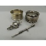 Two silver napkin rings, a brooch and a pencil. Pencil 6.5 cm long (27.8 grammes total weight).