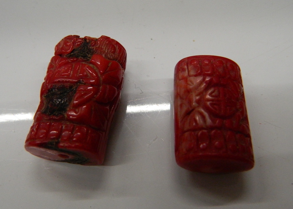 Two coral beads, a coral toad/frog and a lapiz carving. Lapiz 5.5 cm wide. - Image 5 of 7