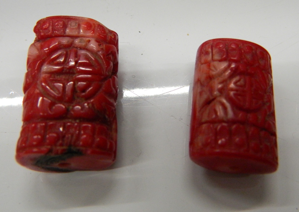 Two coral beads, a coral toad/frog and a lapiz carving. Lapiz 5.5 cm wide. - Image 4 of 7