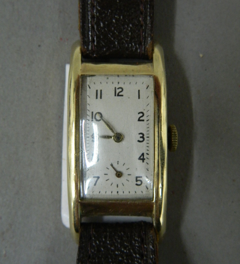 A gentleman's Art Deco 9 ct gold wristwatch. 2 cm wide (22.