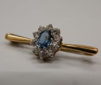 A 9 ct gold cluster bar brooch. 3 cm long (1.9 grammes total weight).