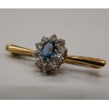 A 9 ct gold cluster bar brooch. 3 cm long (1.9 grammes total weight).