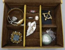 A small quantity of miscellaneous jewellery