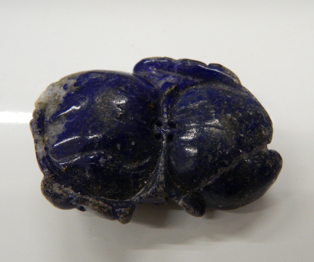 Two coral beads, a coral toad/frog and a lapiz carving. Lapiz 5.5 cm wide. - Image 7 of 7