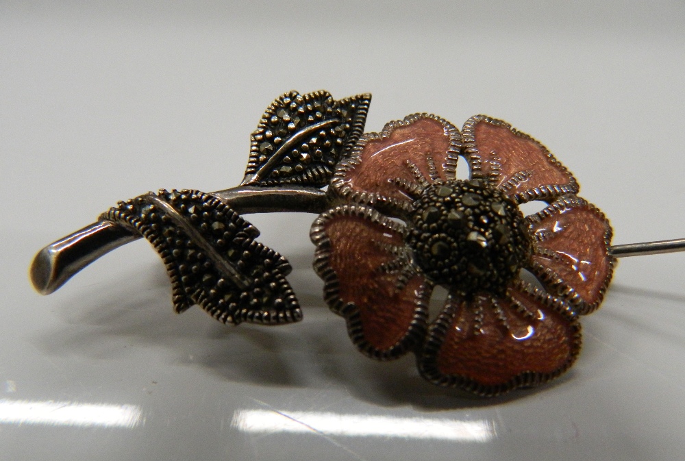 Two silver brooches. Largest 8.5 cm wide (24. - Image 3 of 4