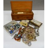 A quantity of miscellaneous costume jewellery