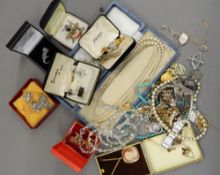 A quantity of costume jewellery