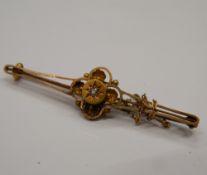 An Edwardian 15 ct gold and diamond bar brooch. 5 cm wide (2.7 grammes total weight).