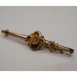 An Edwardian 15 ct gold and diamond bar brooch. 5 cm wide (2.7 grammes total weight).