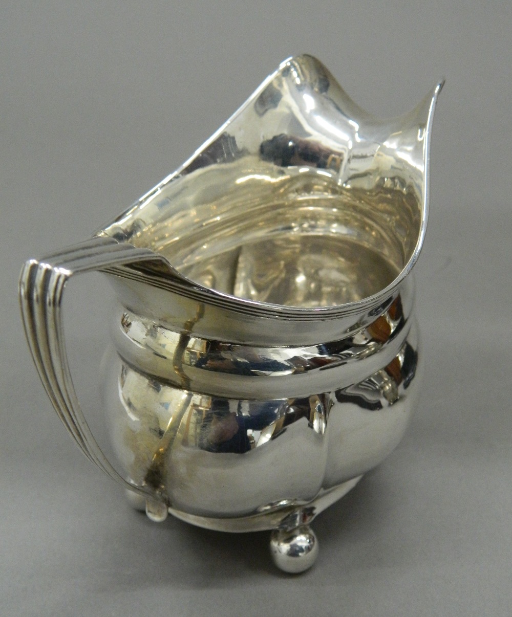 A silver cream jug. 14 cm wide (4. - Image 2 of 3