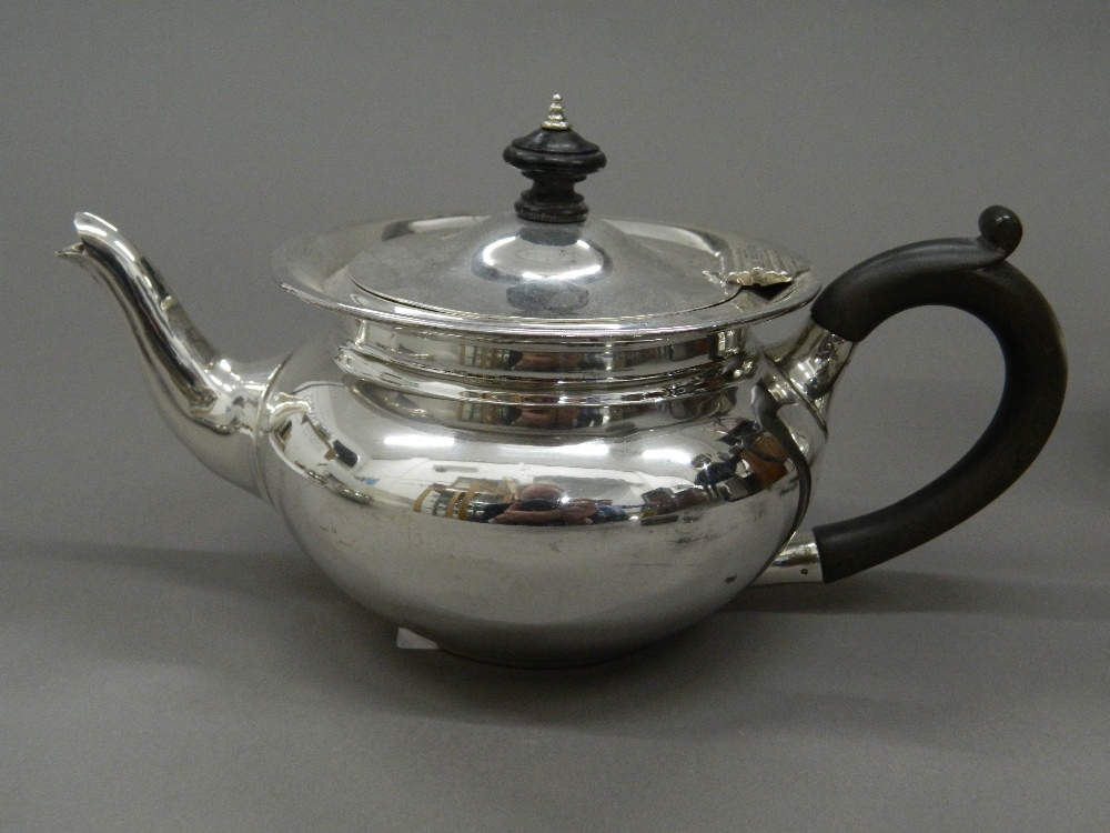 A silver four piece tea set. Coffee pot 18 cm high (25. - Image 4 of 9