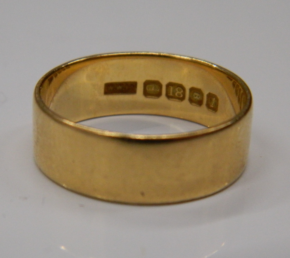 An 18 ct gold wedding band. Ring size N/O (4.4 grammes).