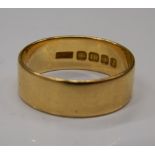 An 18 ct gold wedding band. Ring size N/O (4.4 grammes).