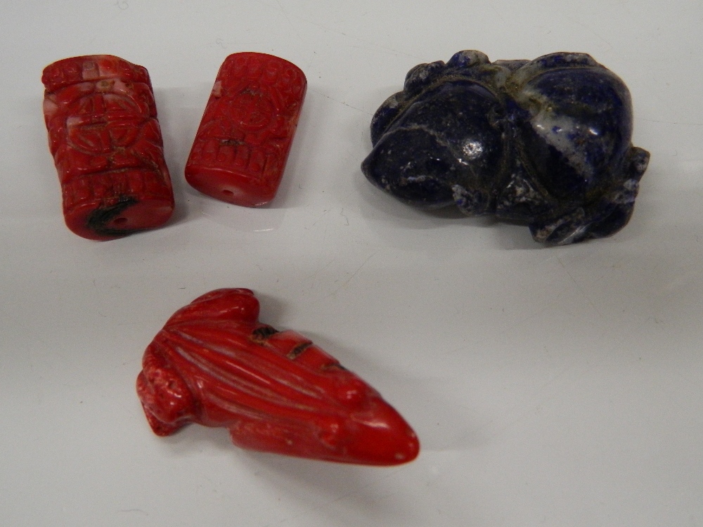 Two coral beads, a coral toad/frog and a lapiz carving. Lapiz 5.5 cm wide.