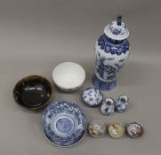 A quantity of Chinese ceramics. The largest 23.5 cm high.