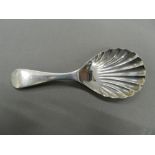 A small silver shell bowl caddy spoon. 9.5 cm long (13.9 grammes).