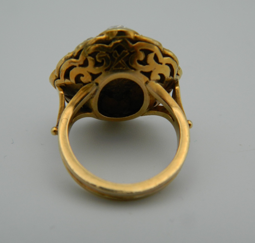 An unmarked 18 ct gold diamond and emerald ring. 2 cm diameter. Ring size I/J. - Image 3 of 4