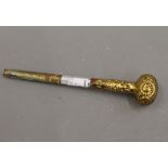 A gilt and mother-of-pearl parasol handle. 21.5 cm long.