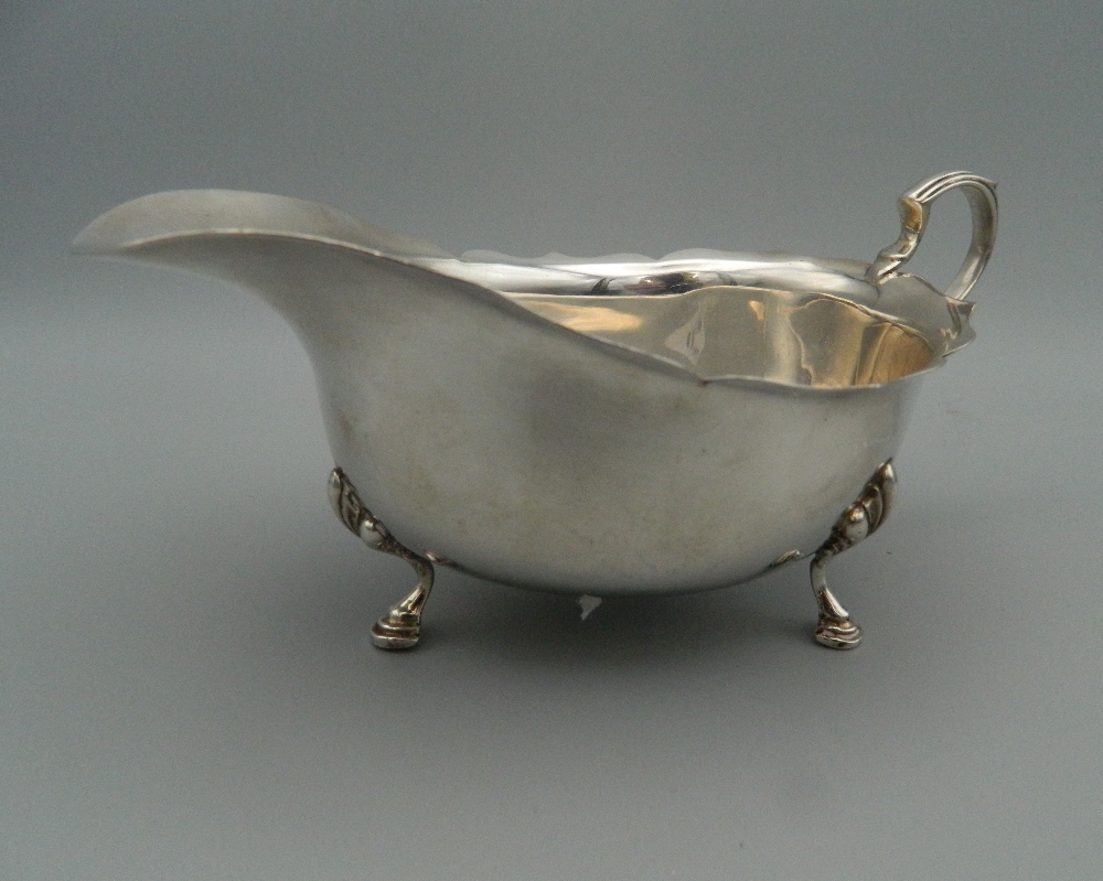 A Walker & Hall silver sauce boat. 15 cm long (3.