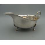 A Walker & Hall silver sauce boat. 15 cm long (3.