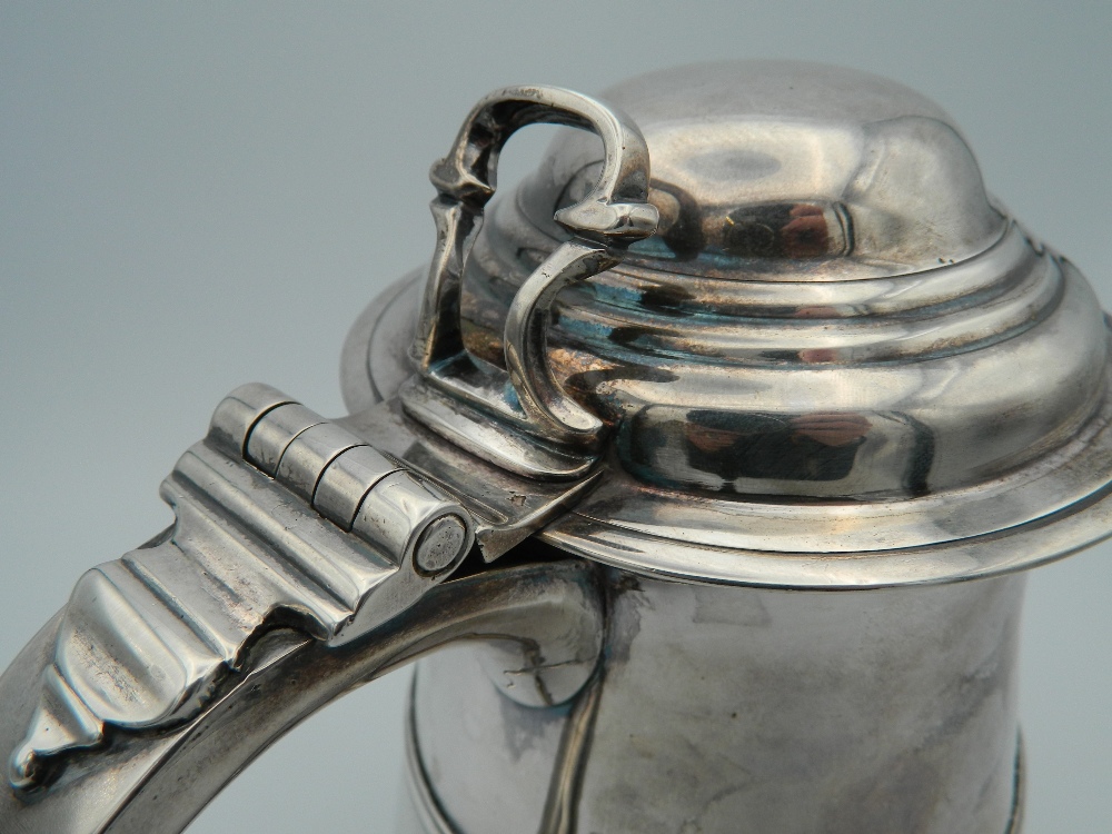 A Georgian silver lidded tankard. 18 cm high (27.6 troy ounces). - Image 3 of 4