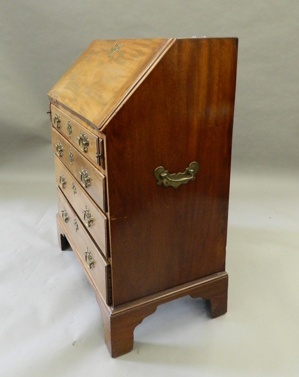 A George III mahogany bureau with well. 75.5 cm wide. - Image 5 of 6