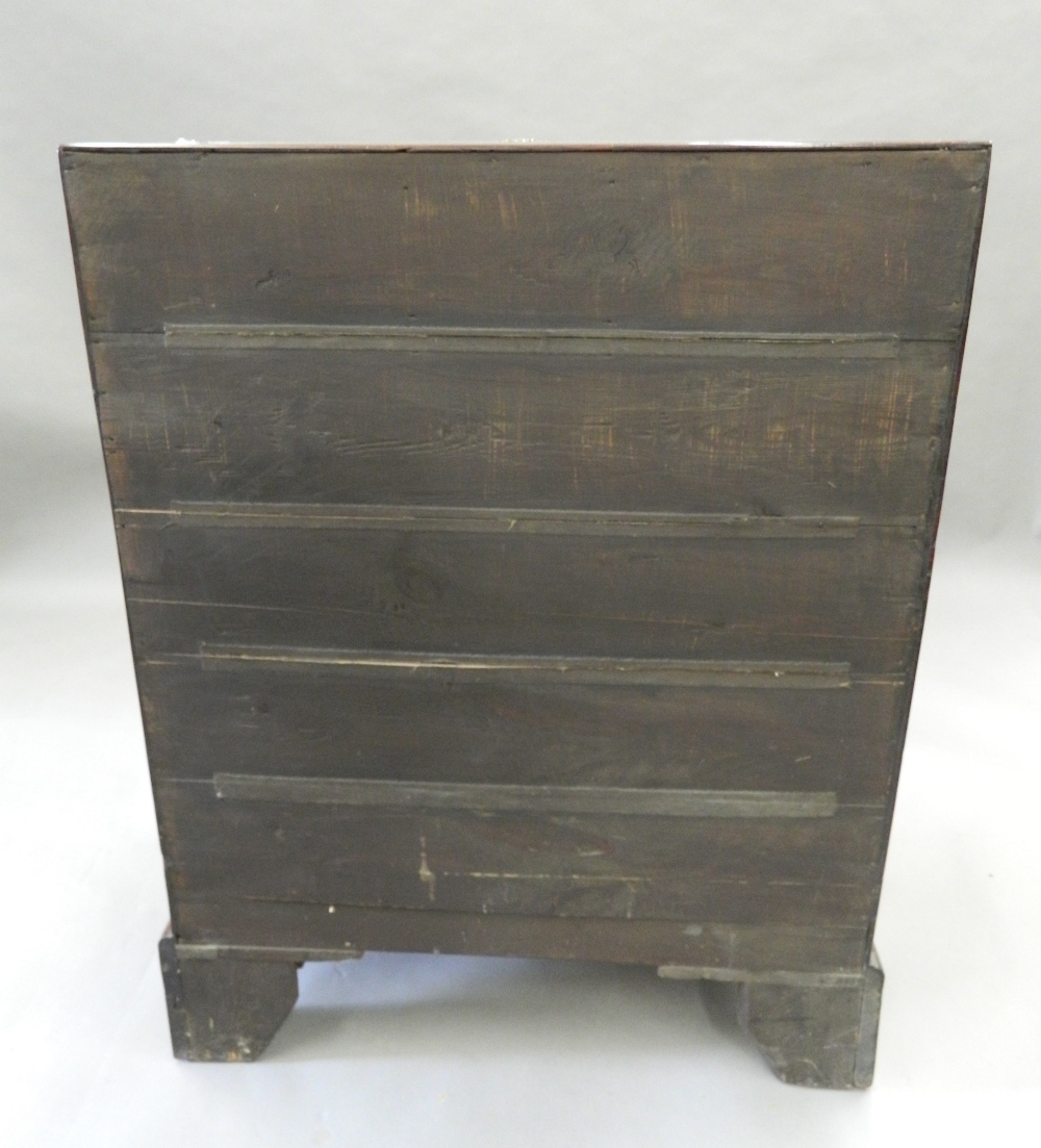 A George III mahogany bureau with well. 75.5 cm wide. - Image 6 of 6