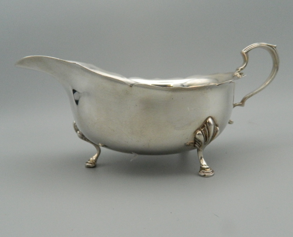 A Walker & Hall silver sauce boat. 15 cm long (3. - Image 2 of 5