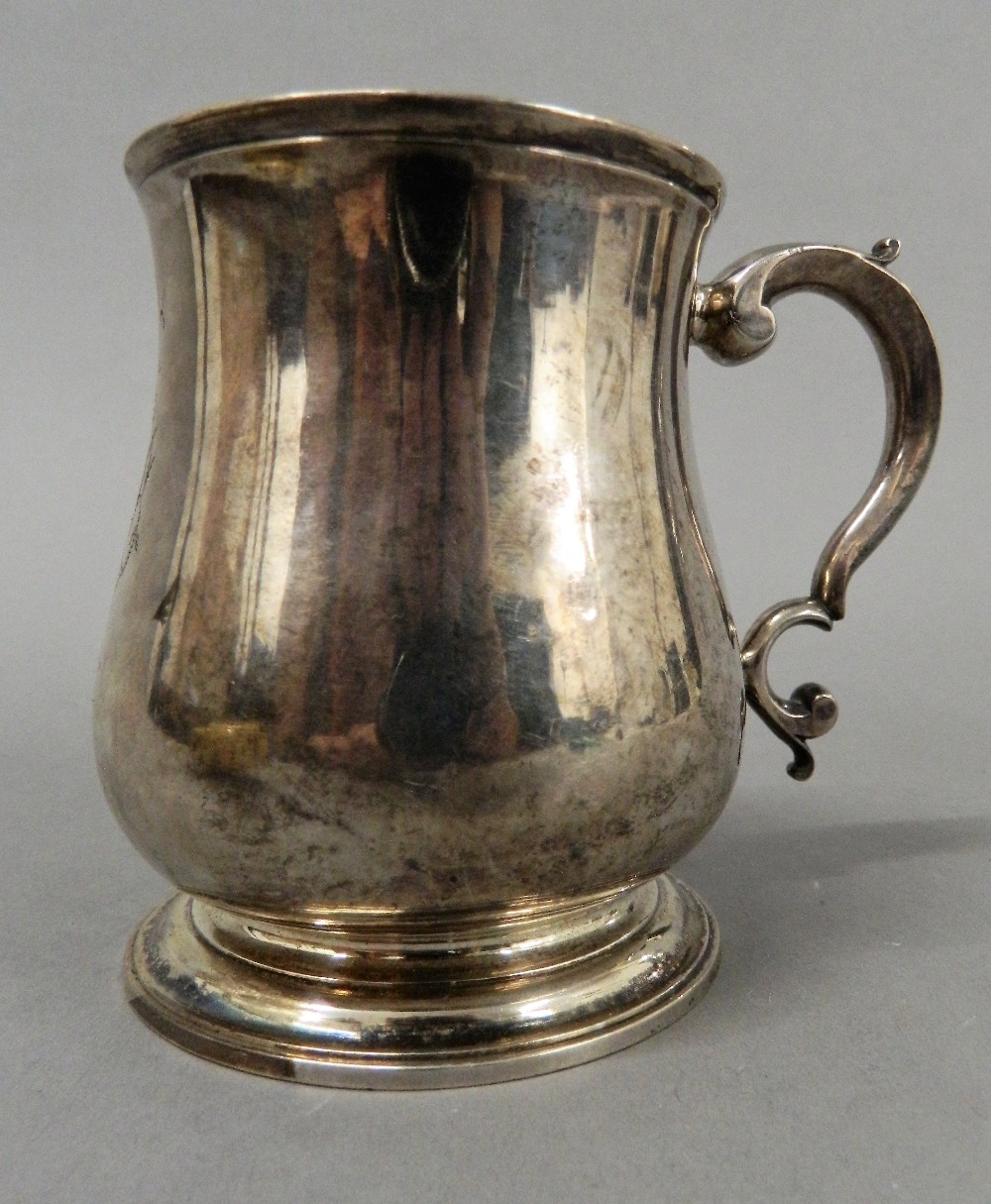 A small Georgian silver tankard. 9.5 cm high (6. - Image 2 of 7
